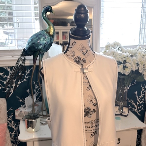 STUNNING, ZARA white cape. In size M - Picture 2 of 15